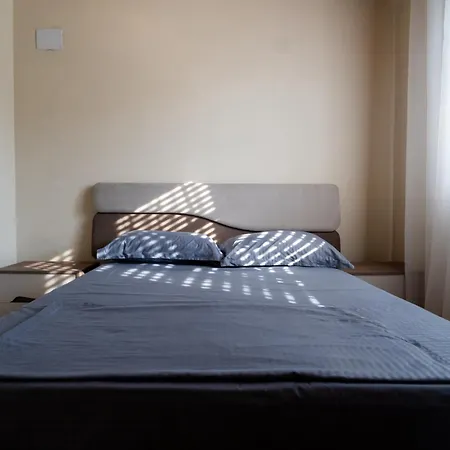 In With Outdoor Pool بيت للعطل