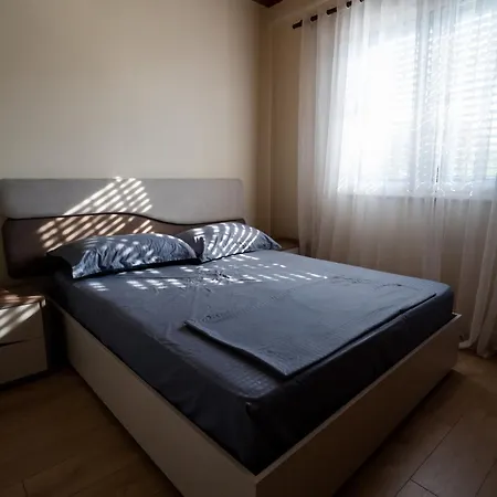 In With Outdoor Pool بيت للعطل