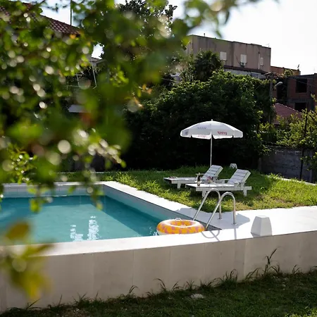 بيت للعطل In With Outdoor Pool *