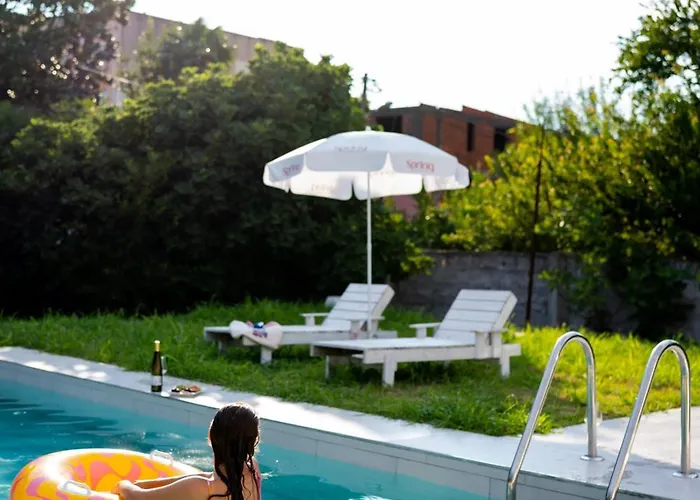 بيت للعطل In With Outdoor Pool