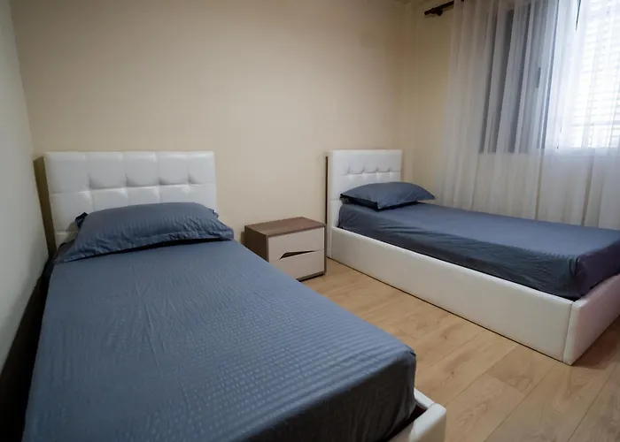 In With Outdoor Pool بيت للعطل