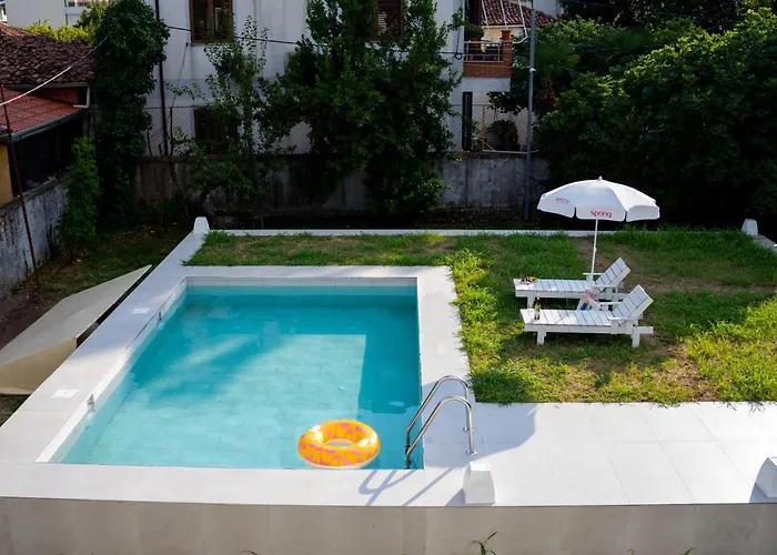 In With Outdoor Pool *