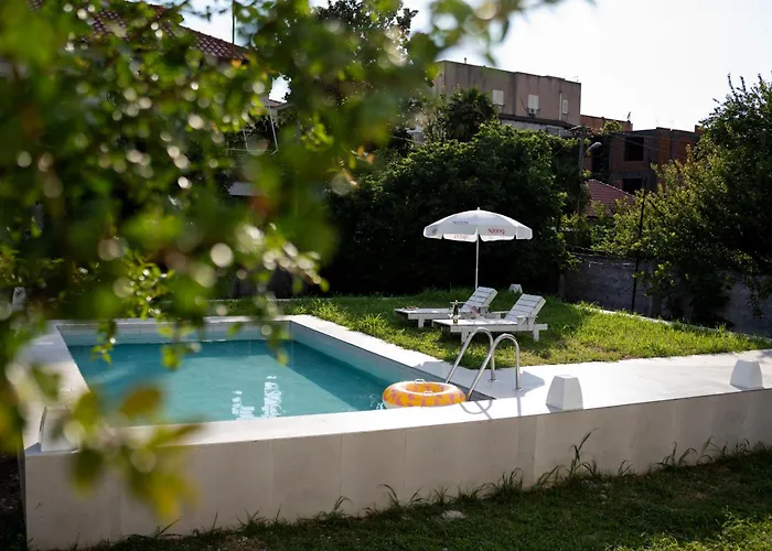 بيت للعطل In With Outdoor Pool *